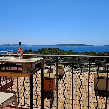 Duplex De Charme Face A Porquerolles Апартаменты *